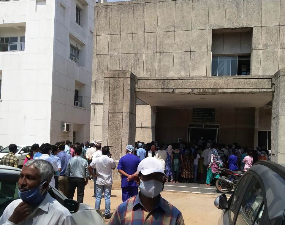 Medanta hospital did not treat the father of its ICU personnel death workers cut the ruckus for 6 hours 1 1
