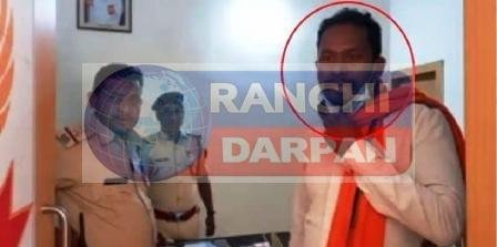 भाजपा नेता जीतराम मुंडा हत्याकांड में 1 लाख रुपए का ईनामी आरोपी मनोज मुंडा यूं धराया