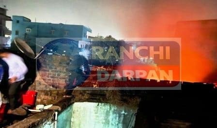 हिंदपीढ़ी में युवक की गोली मारकर हत्या,आक्रोशित लोगों ने आरोपी का घर फूंका