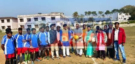 जिला प्रशासन द्वारा मुख्यमंत्री आमंत्रण फुटबॉल मैच प्रतियोगिता का आयोजन