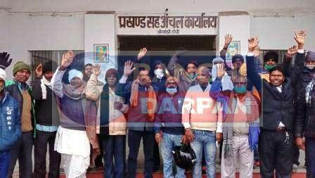 ग्राम प्रधान की हाजत में बंद कर पुलिस पिटाई को लेकर ग्राम प्रधान महासंघ की बैठक