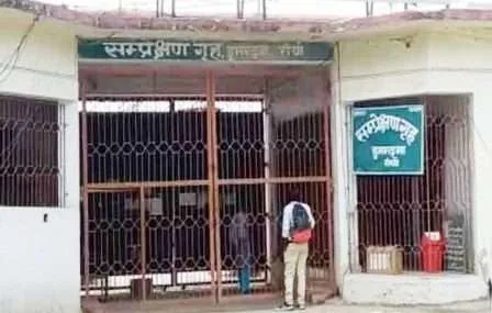 डूमरदगा बाल सुधार गृह में छापेमारी में चाकू, कैंची, चिलम, मोबाइल, गुटखा, सिगरेट, खैनी आदि बरामद 1 Knife scissors chillum mobile gutkha cigarette khaini etc. recovered in raid at Doomradaga Childrens Correctional Home