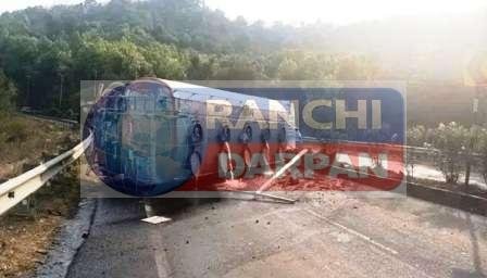 चुटूपालू घाटी में अति ज्वलनशील रसायन लदा टैंकर पलटा, बड़ा हादसा टला