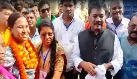 शिल्पी नेहा तिर्की ने रखी बंधु तिर्की के ताज की लाज, गंगोत्री कुजूर को 23,517 वोटों से हराया 1 Shilpi Neha Tirkey kept her fathers crown proud defeating Gangotri Kujur by 22 thousand votes