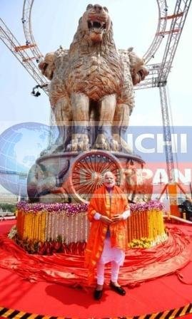 पीएम मोदी ने नए संसद की छत पर राष्ट्रीय प्रतीक सिंह स्तंभ का यूं किया अनावरण