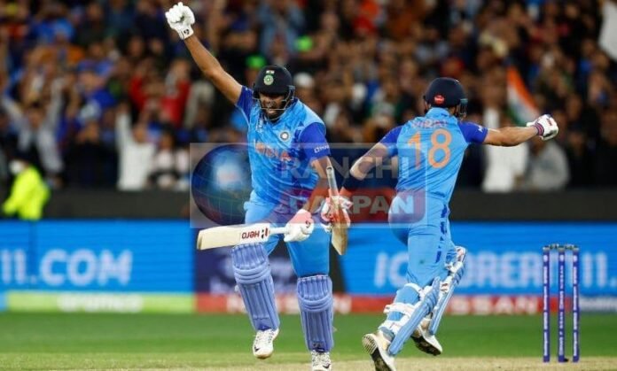 मेलबर्नः भारत ने अंतिम गेंद पर पाकिस्तान को 4 विकेट से हराया मेलबर्नः भारत ने अंतिम गेंद पर पाकिस्तान को 4 विकेट से हराया