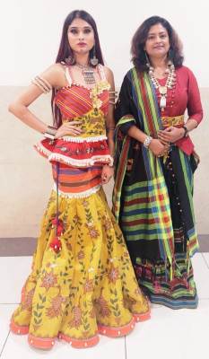 Jharkhands costumes show in Agra Taj Mahotsav 1