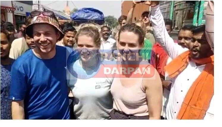 बंद समर्थकों ने विदेशी मेहमान से लगवाया ’60-40 नाय चलतो’ का नारा, Video