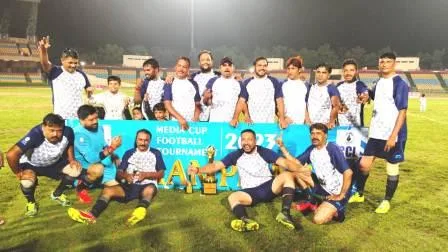 मीडिया कप फुटबॉल 2023 : रोमांचक मुकाबले में शंख को हरा दामोदर बना चैंपियन, संदीप नाग-प्रमोद कुमार सिंह बने बेस्ट फॉरवर्ड 1 Media Cup Football 2023 Damodar defeated Shankha in a thrilling match became the champion Sandeep Nag Pramod Kumar Singh became the best forward