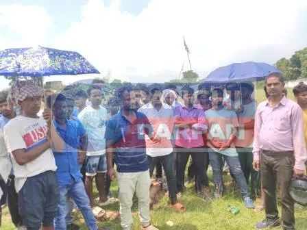 ओरमांझी के हरचन्डा गांव के ग्रामीणों ने अपनी जमीन को बचाने के लिए काली मैदान में लगाया बाजार 1 Villagers of Harchanda village of Ormanjhi set up a market in Kali Maidan to save their land.1