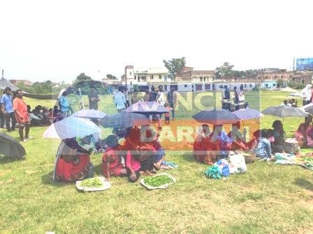 ओरमांझी के हरचन्डा गांव के ग्रामीणों ने अपनी जमीन को बचाने के लिए काली मैदान में लगाया बाजार