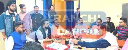 डोरंडा कॉलेज के प्रोफ़ेसर की बर्खास्तगी को लेकर युवा कांग्रेस ने प्राचार्य का किया घेराव