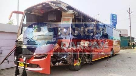 ओरमांझी में भीषण दुर्घटना, बस और हाईवा में जोरदार टक्कर,एक की मौत,कई जख्मी 1 Horrific accident in Ormanjhi massive collision between bus and highway one dead many injured 3