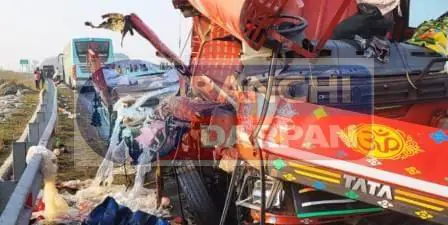 रांची रिंग रोड पर भीषण टक्कर में बस और ट्रक चालकों की मौत, कई जख्मी 1 Bus and truck drivers killed many injured in horrific collision on Ranchi Ring Road