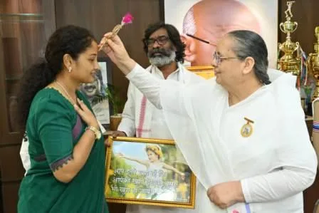 ब्रम्हाकुमारी निर्मला दीदी ने सीएम हेमंत सोरेन और उनकी पत्नी को बांधा रक्षा सूत्र 4 Brahma Kumari Nirmala Didi tied a protective thread on CM Hemant Soren and his wife 1