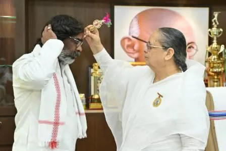 ब्रम्हाकुमारी निर्मला दीदी ने सीएम हेमंत सोरेन और उनकी पत्नी को बांधा रक्षा सूत्र 3 Brahma Kumari Nirmala Didi tied a protective thread on CM Hemant Soren and his wife 2