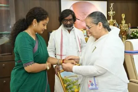 ब्रम्हाकुमारी निर्मला दीदी ने सीएम हेमंत सोरेन और उनकी पत्नी को बांधा रक्षा सूत्र 2 Brahma Kumari Nirmala Didi tied a protective thread on CM Hemant Soren and his wife 3