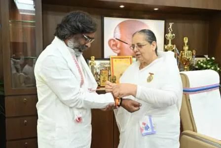 ब्रम्हाकुमारी निर्मला दीदी ने सीएम हेमंत सोरेन और उनकी पत्नी को बांधा रक्षा सूत्र 1 Brahma Kumari Nirmala Didi tied a protective thread on CM Hemant Soren and his wife 4
