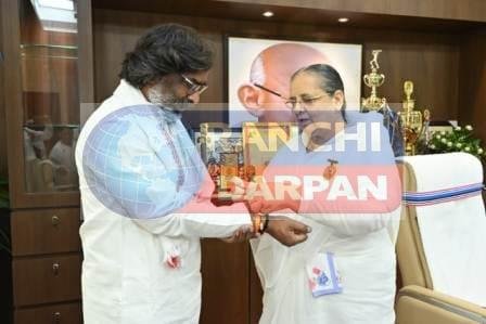 ब्रम्हाकुमारी निर्मला दीदी ने सीएम हेमंत सोरेन और उनकी पत्नी को बांधा रक्षा सूत्र