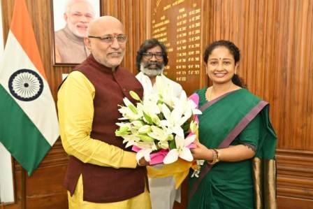 CM Hemant Soren presented a bouquet to Governor CP Radhakrishnan 1