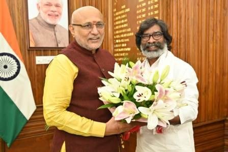 CM Hemant Soren presented a bouquet to Governor CP Radhakrishnan 2