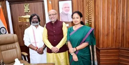 CM Hemant Soren presented a bouquet to Governor CP Radhakrishnan 3