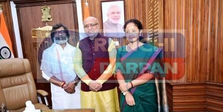 सीएम हेमंत सोरेन ने राज्यपाल सीपी राधाकृष्णन को भेंट की पुष्पगुच्छ