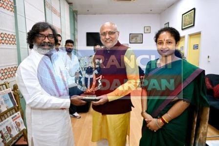 झारखंड से विदा हुए गवर्नर सीपी राधाकृष्णन, सीएम हेमंत सोरेन ने दी स्मृति चिन्ह