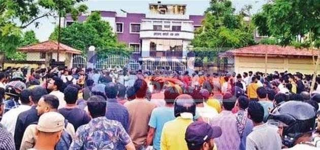 JSSC CGL-2023 paper leak Candidates protest fiercely, demand cancellation of exam JSSC CGL-2023 paper leak Candidates protest fiercely, demand cancellation of exam