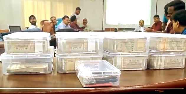 कोडरमा में होटल कारोबारी के घर छापेमारी, अफीम समेत 1.8 करोड़ कैश बरामद