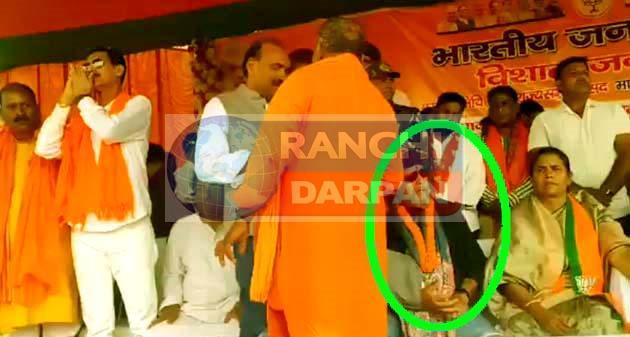 झारखंड चुनाव प्रचार के दौरान मिथुन चक्रवर्ती का पर्स पॉकेटमारी