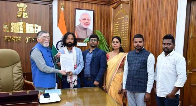 राज्यपाल से मुलाकात कर सीजीएल आंदोलनकारियों पर लाठीचार्ज का सबूत सौंपा 1 Met the Governor and submitted the proof of lathicharge on CGL agitators