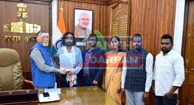 राज्यपाल से मुलाकात कर सीजीएल आंदोलनकारियों पर लाठीचार्ज का सबूत सौंपा