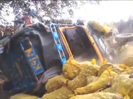 Truck loaded with potatoes overturns on auto, 4 dead including 3 school children, 6 critical