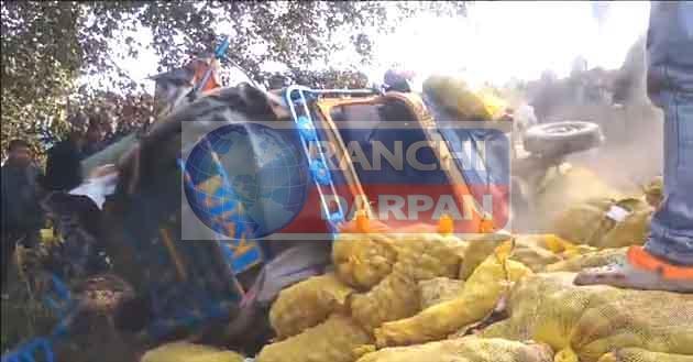 ऑटो पर पलटा आलू लदा ट्रक, 3 स्कूली बच्चों समेत 4 की मौत, 6 गंभीर