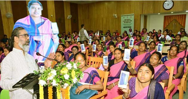 Now Anganwadi workers-supervisors-helpdesk workers have become smart, CM gives a big gift