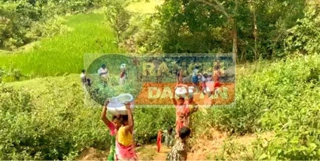 Shameful reality: आज भी पानी के लिए यूं पहाड़ चढ़-उतर रही हैं महिलाएं