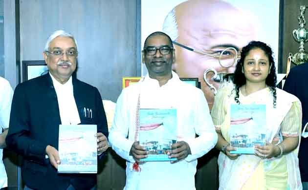मुख्यमंत्री दंपति ने महाधिवक्ता की पुस्तक का लोकार्पण किया 1 Chief Minister couple released the book of Advocate General
