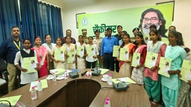 उपायुक्त ने 251 नए चौकीदारों को सौंपा नियुक्ति पत्र, नशे से दूर रहने की अपील 1 Deputy Commissioner handed over appointment letters to 251 new Chowkidars appealed to stay away from drugs