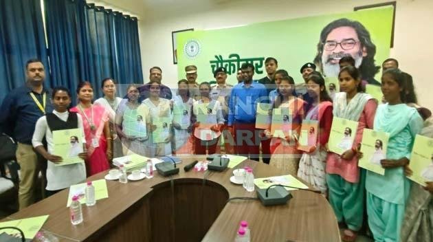 उपायुक्त ने 251 नए चौकीदारों को सौंपा नियुक्ति पत्र, नशे से दूर रहने की अपील