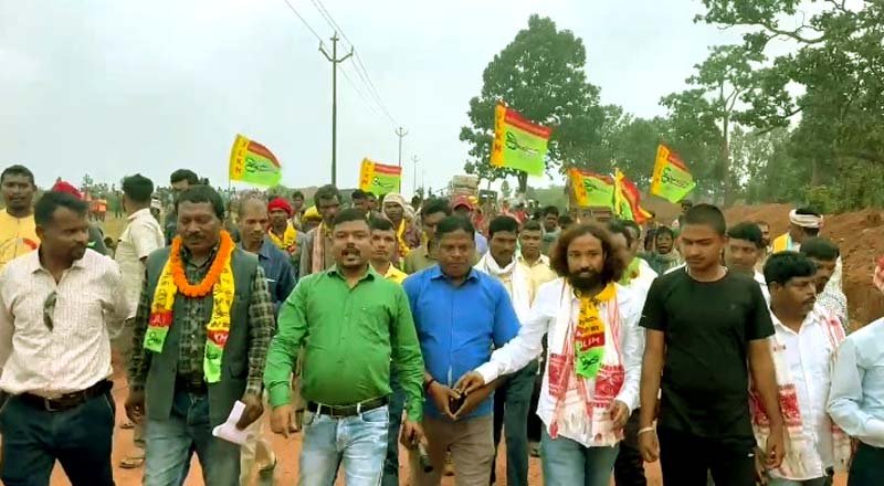 राहे अंचल-प्रखंड कार्यालय में बिचौलियों का बोलबाला, JLKM का धरना-प्रदर्शन 2 Middlemen dominate Rahe Zone Block Office JLKM fierce protest 1