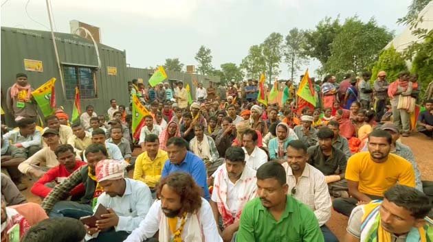 राहे अंचल-प्रखंड कार्यालय में बिचौलियों का बोलबाला, JLKM का धरना-प्रदर्शन 1 Middlemen dominate Rahe Zone Block Office JLKM fierce protest