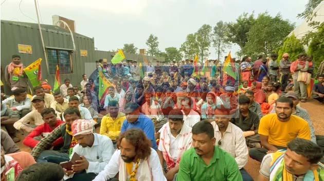 राहे अंचल-प्रखंड कार्यालय में बिचौलियों का बोलबाला, JLKM का धरना-प्रदर्शन