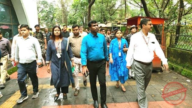 डीसी ने समाहरणालय परिसर में औचक बैठक-दौरा कर दी सख्त हिदायत! 1 DC conducted a surprise meeting and visit to the Collectorate premises and issued strict instructions 2