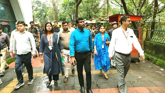 DC conducted a surprise meeting and visit to the Collectorate premises and issued strict instructions 2