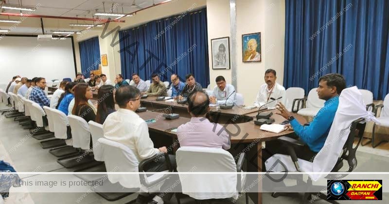 डीसी ने समाहरणालय परिसर में औचक बैठक-दौरा कर दी सख्त हिदायत! 1 DC conducted a surprise meeting and visit to the Collectorate premises and issued strict instructions