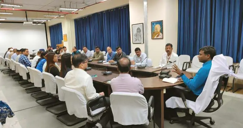 DC conducted a surprise meeting and visit to the Collectorate premises and issued strict instructions