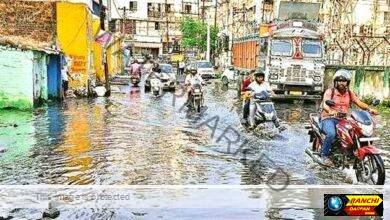 रांची नगर निगम की अनदेखी से बड़ा तालाब की सड़क बनी यूं गंदा नाला 1 Due to the negligence of Ranchi Municipal Corporation the road of Bada Talab has become a dirty drain