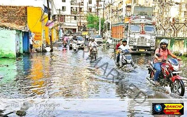 रांची नगर निगम की अनदेखी से बड़ा तालाब की सड़क बनी यूं गंदा नाला 1 Due to the negligence of Ranchi Municipal Corporation the road of Bada Talab has become a dirty drain