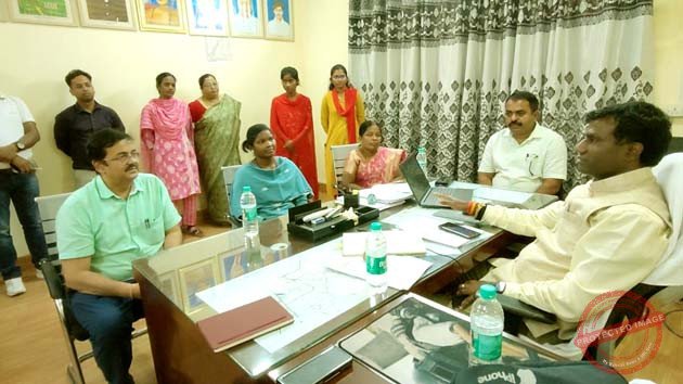 उपायुक्त ने नामकुम अंचल कार्यालय का औचक निरीक्षण कर दी चेतावनी 1 The Deputy Commissioner conducted a surprise inspection at the Namkum Zonal Office and issued a warning